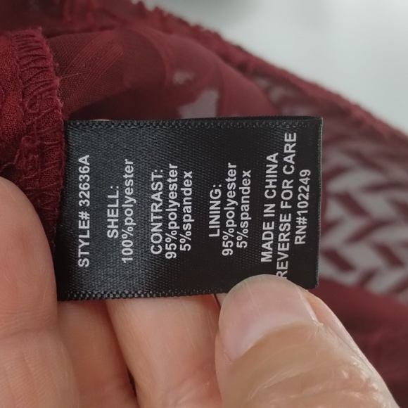 Skies are Blue maroon zig zag texture blouse size medium sheer sleeves and back - Picture 8 of 9